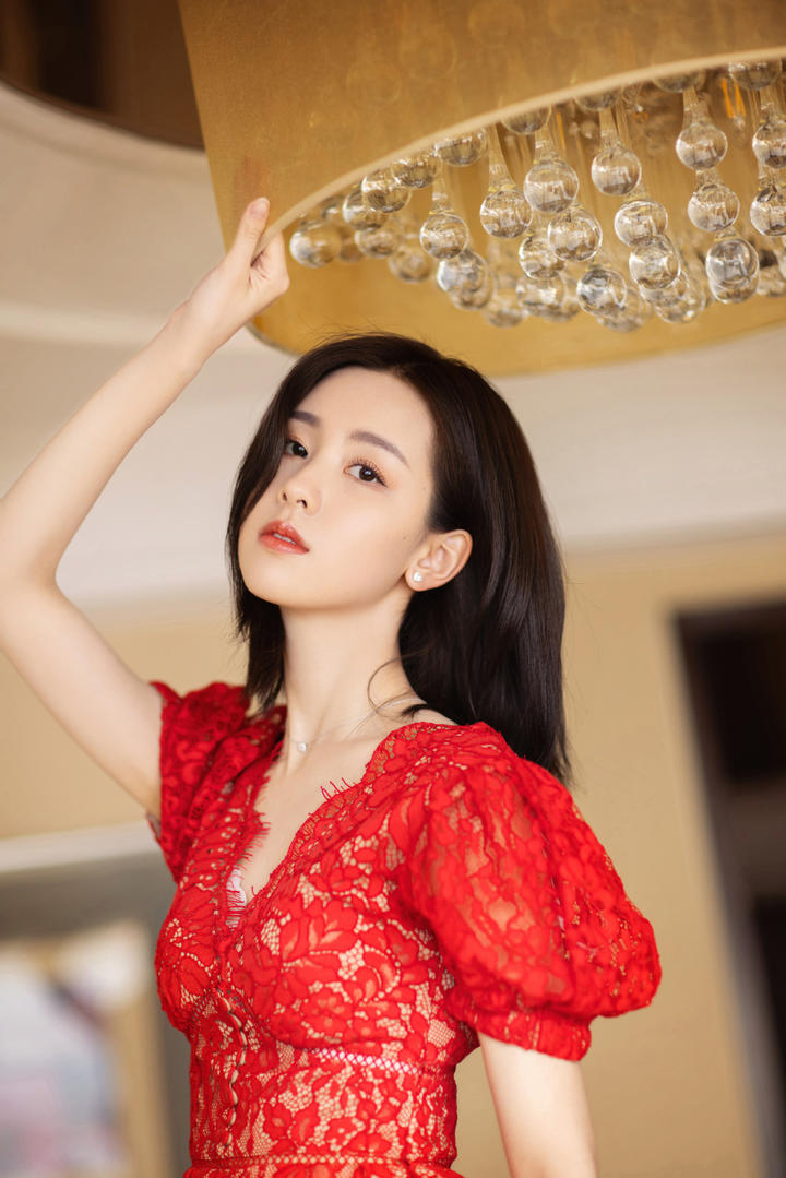 漂亮的美女校花陈都灵图片