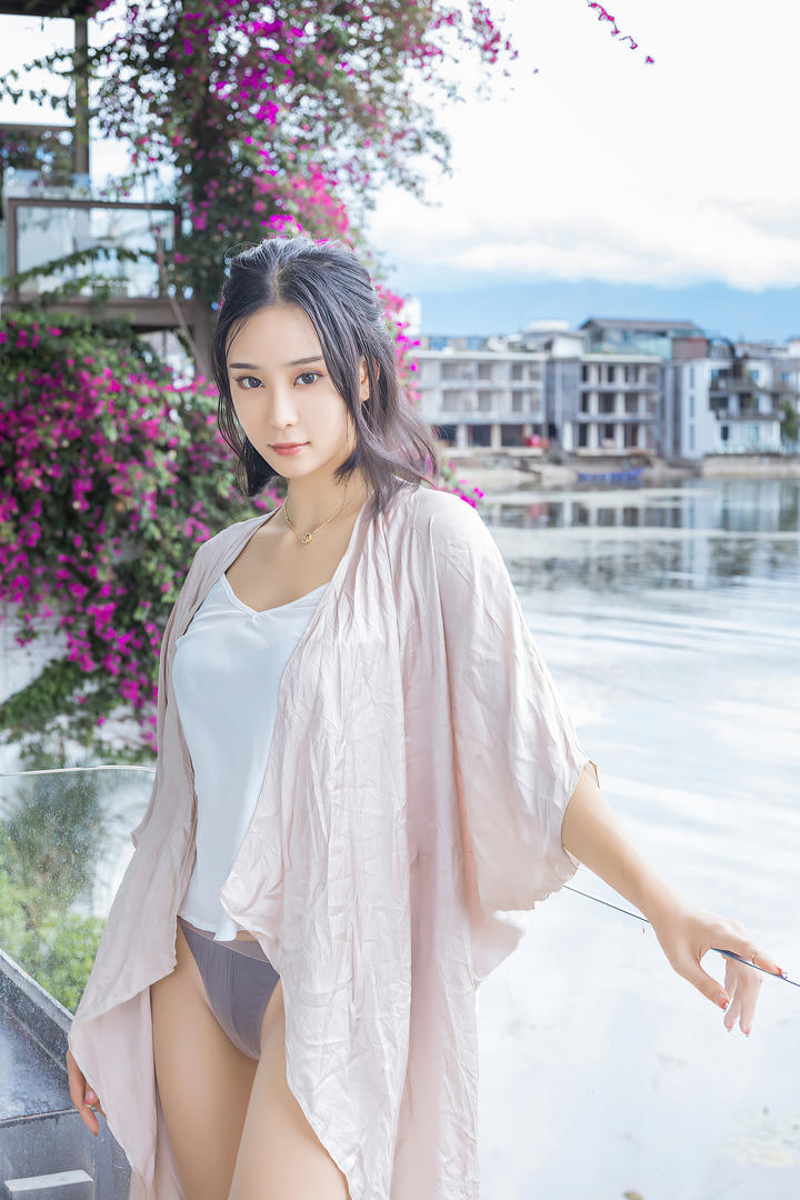 站在湖边的清纯美女模特蓝夏写真图片