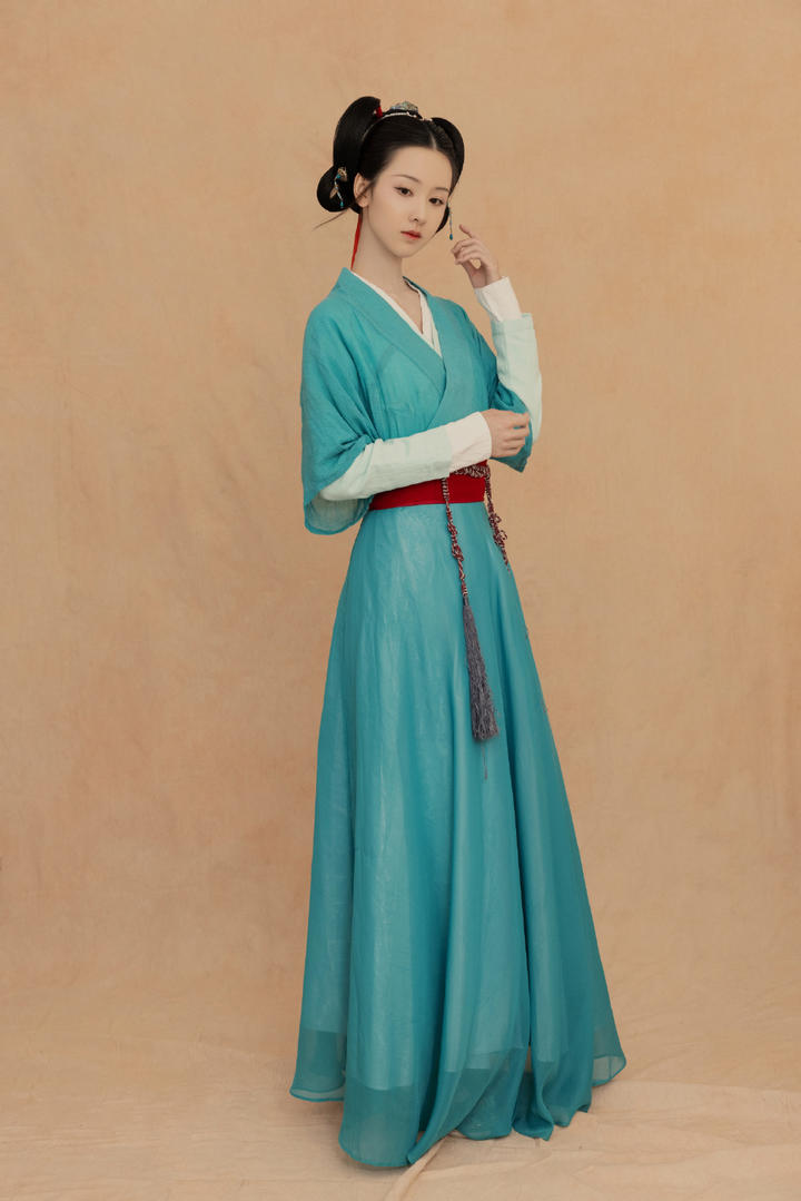 穿着蓝色古风长裙的美女校花陈都灵图片