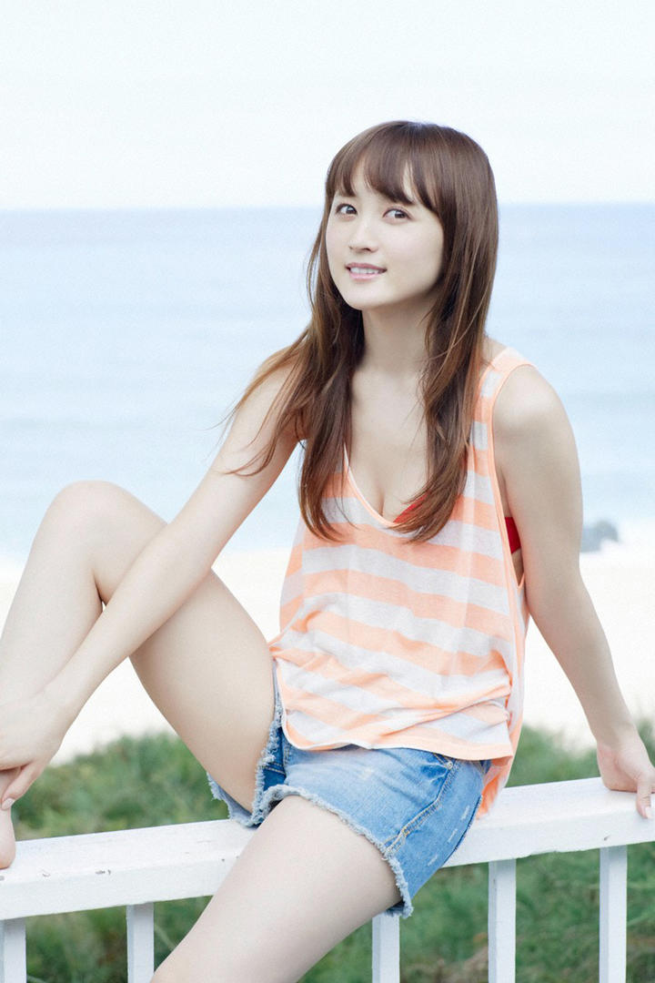 坐在栏杆上的日本清纯女生写真图片