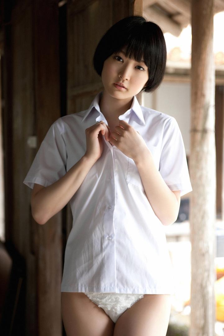 穿白衬衣的日本短发美女日韩AV人体写真图片