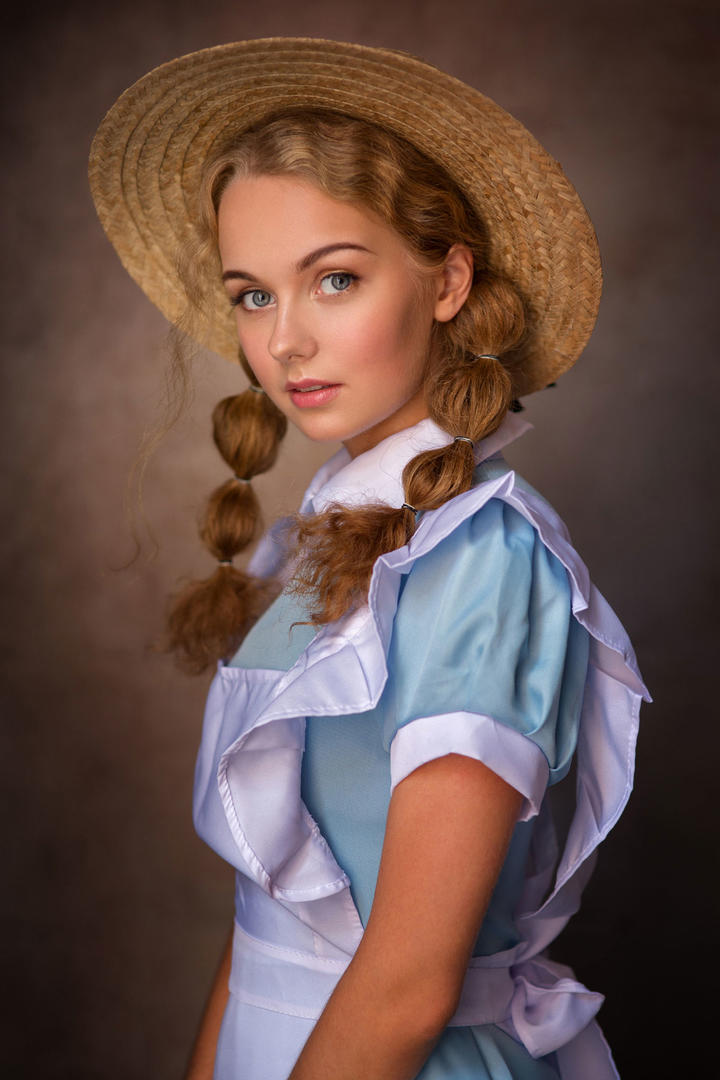 戴着草帽的欧美少女肖像图片