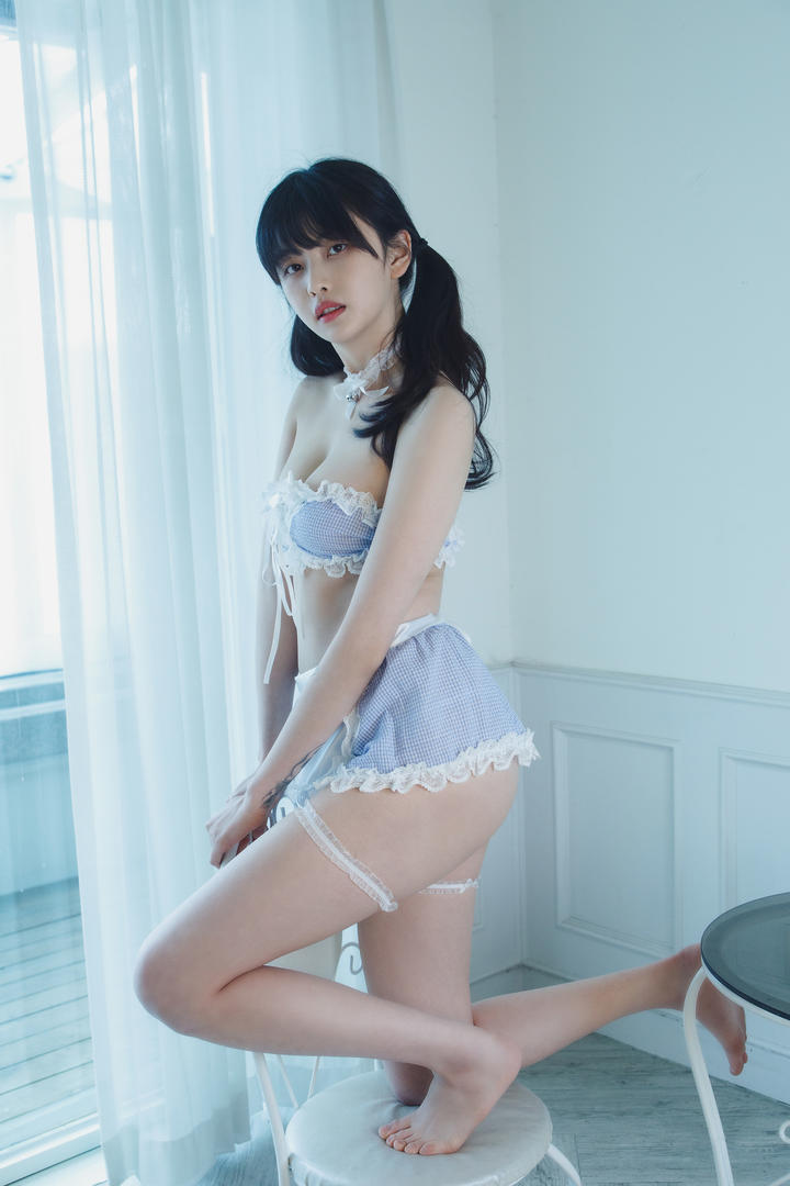 国产嫩白酥胸性感女仆美女制服诱惑图片