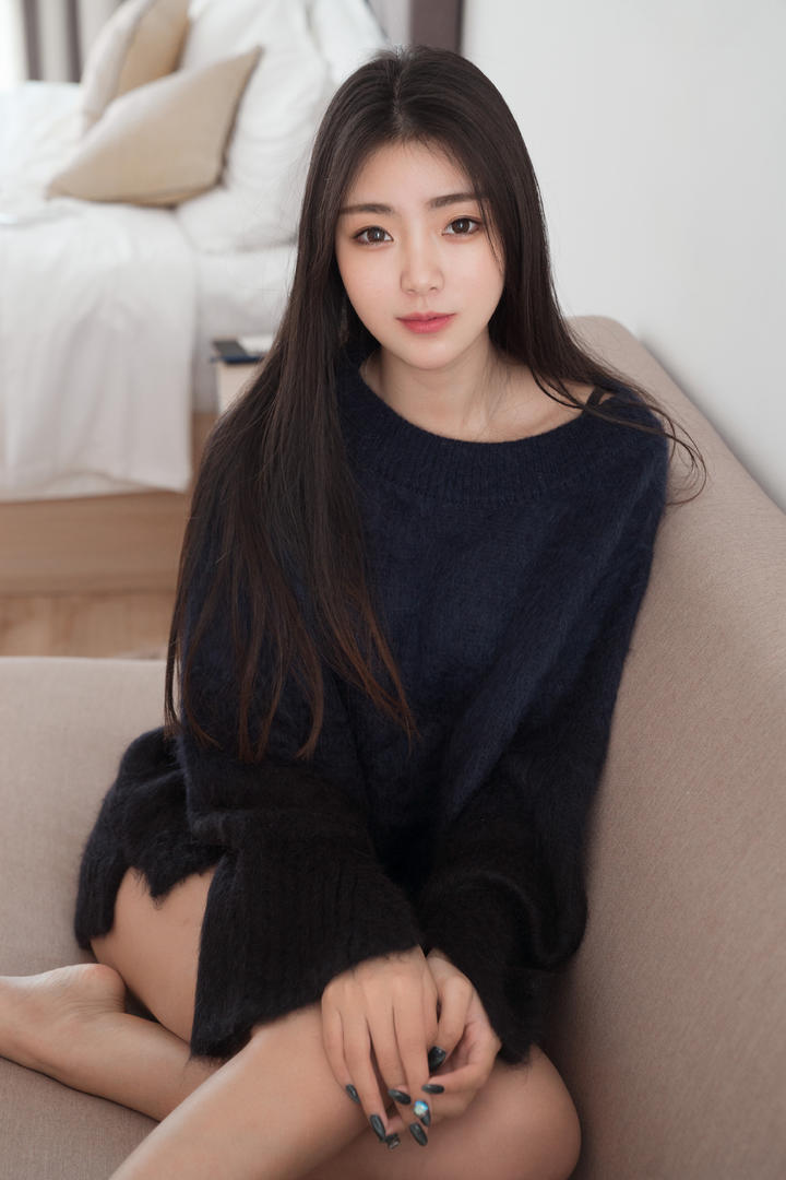 坐在沙发上的高清气质美女图片