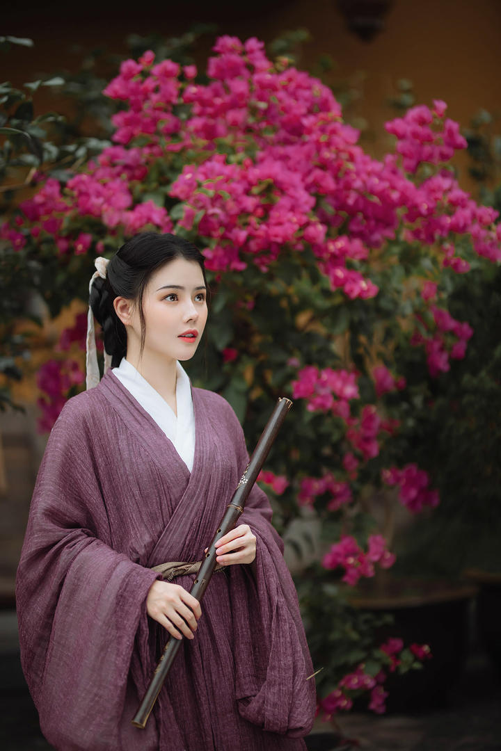 吹笛子的唯美高清古装汉服美女艺术照图片