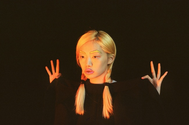 创意搞怪妆容美女图片