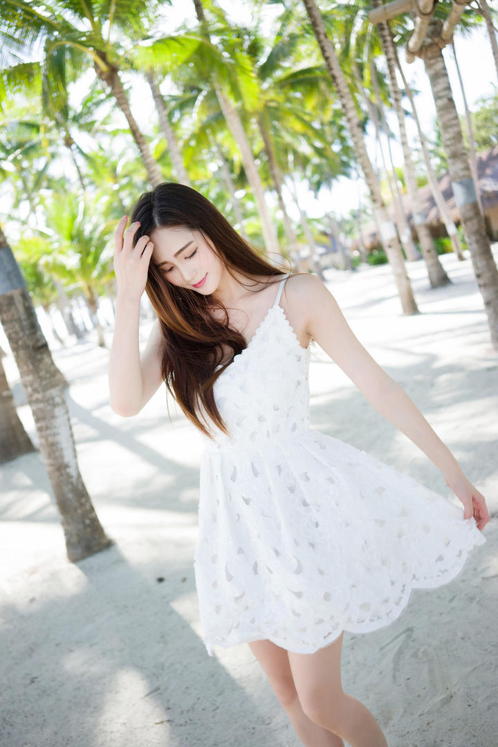 棕榈树林中的极品气质美女