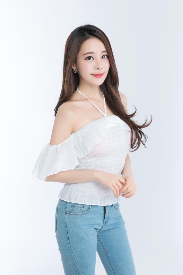 穿着牛仔裤的超清韩国美女写真图片