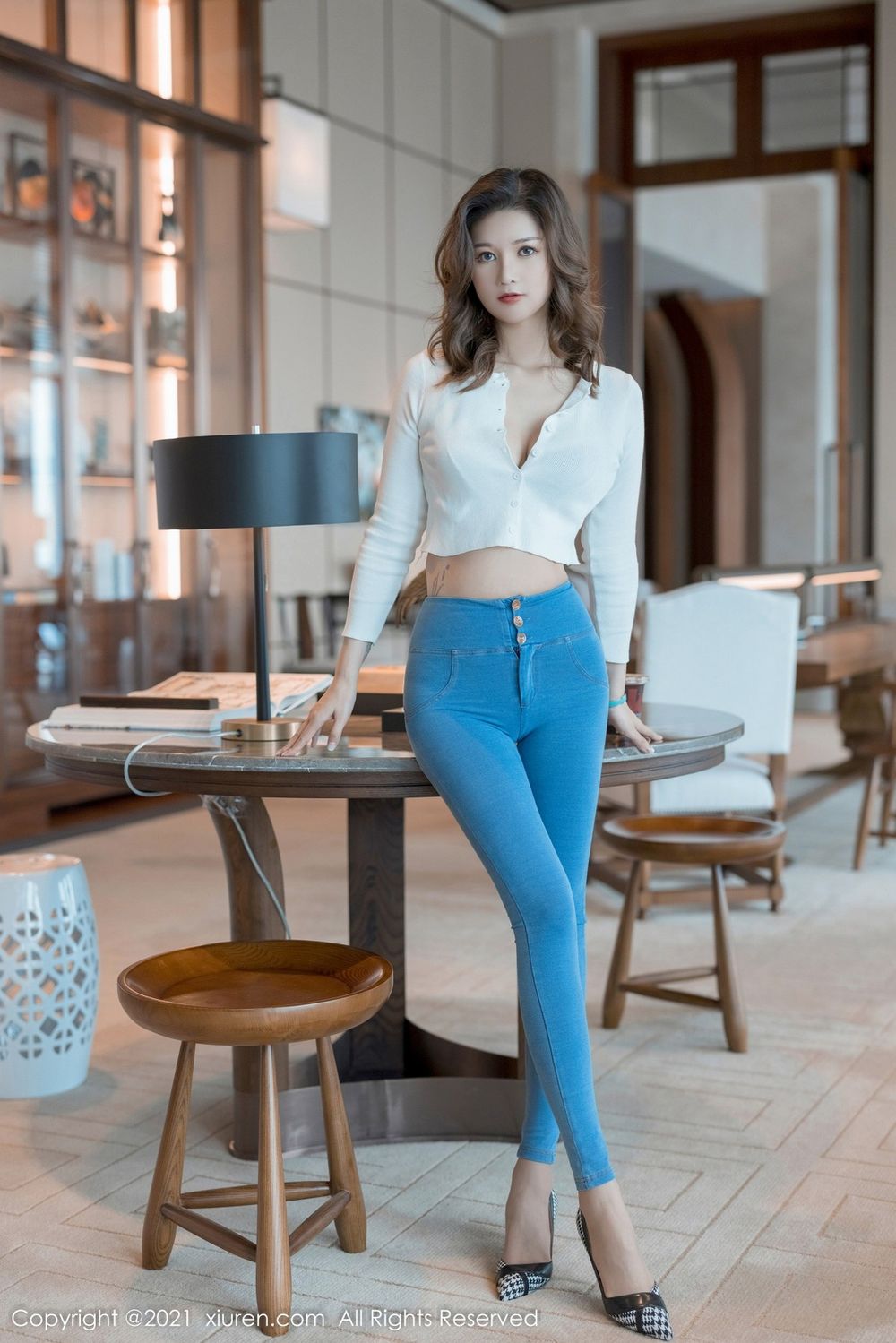 秀人网美女模特文芮jeninfer白色深V上衣紧身牛仔裤性感写真