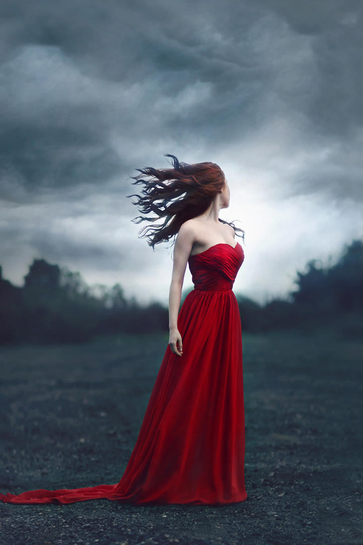 乌云下的红色长裙美女