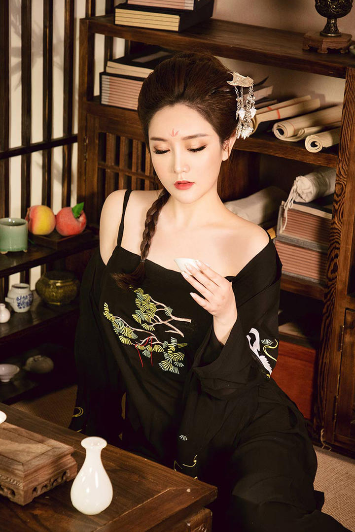 漂亮的古装美女金梓琳艺术写真图片