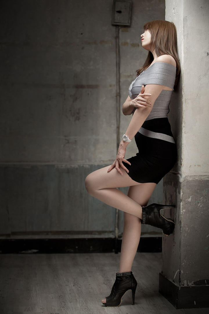 靠在墙上的韩国性感美女明星李恩慧图片