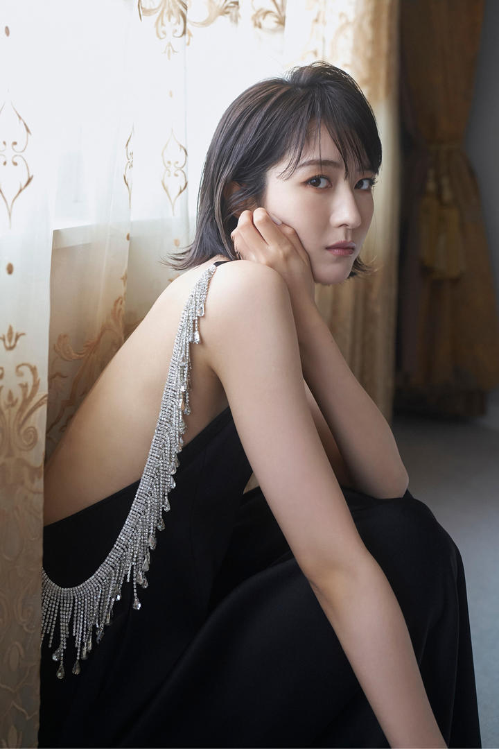 日本高级感漂亮短发美女人像艺术摄影图片