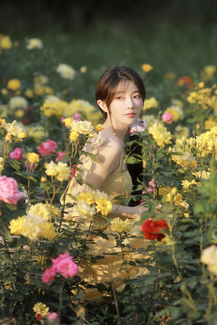 花丛中的甜美少女高清壁纸图片大全