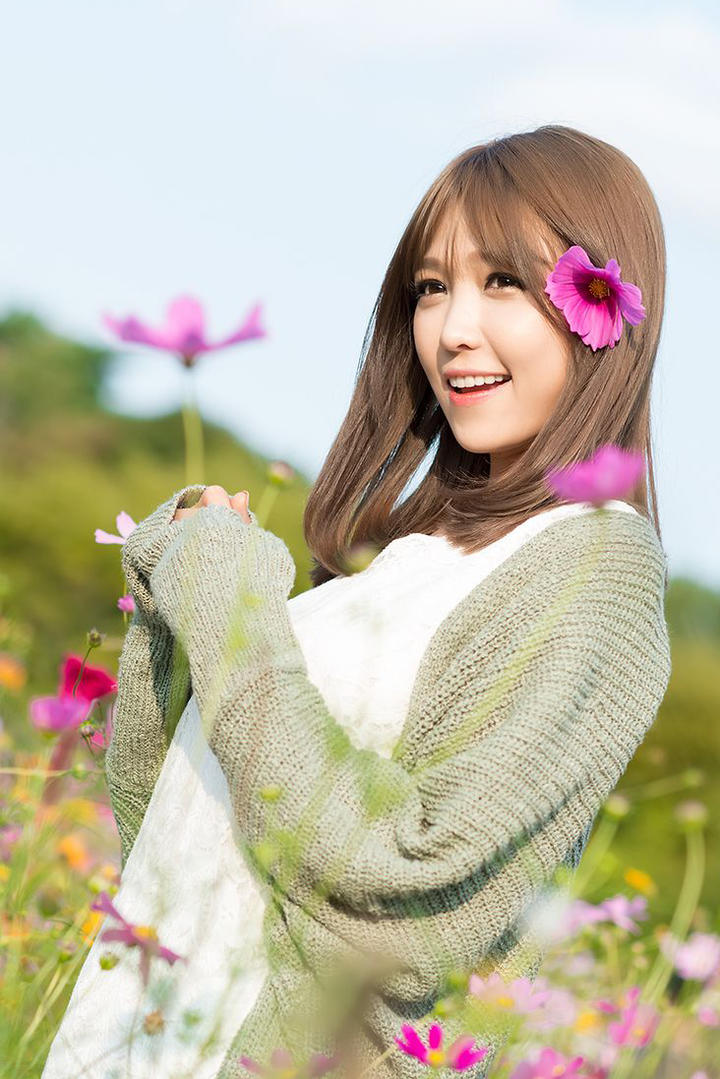 高清唯美花丛中的清纯韩国女生写真图片