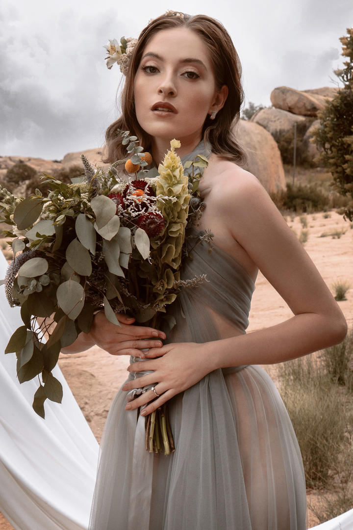 捧着鲜花的欧美美女图片人像艺术摄影