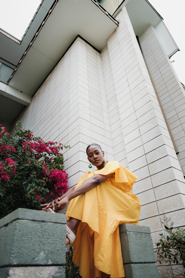 黄色长裙美女图片