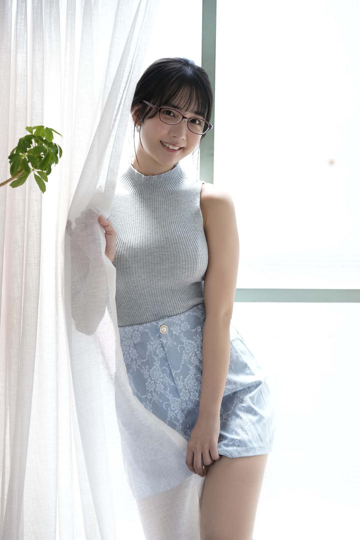 日本纯欲美女老师性感图片