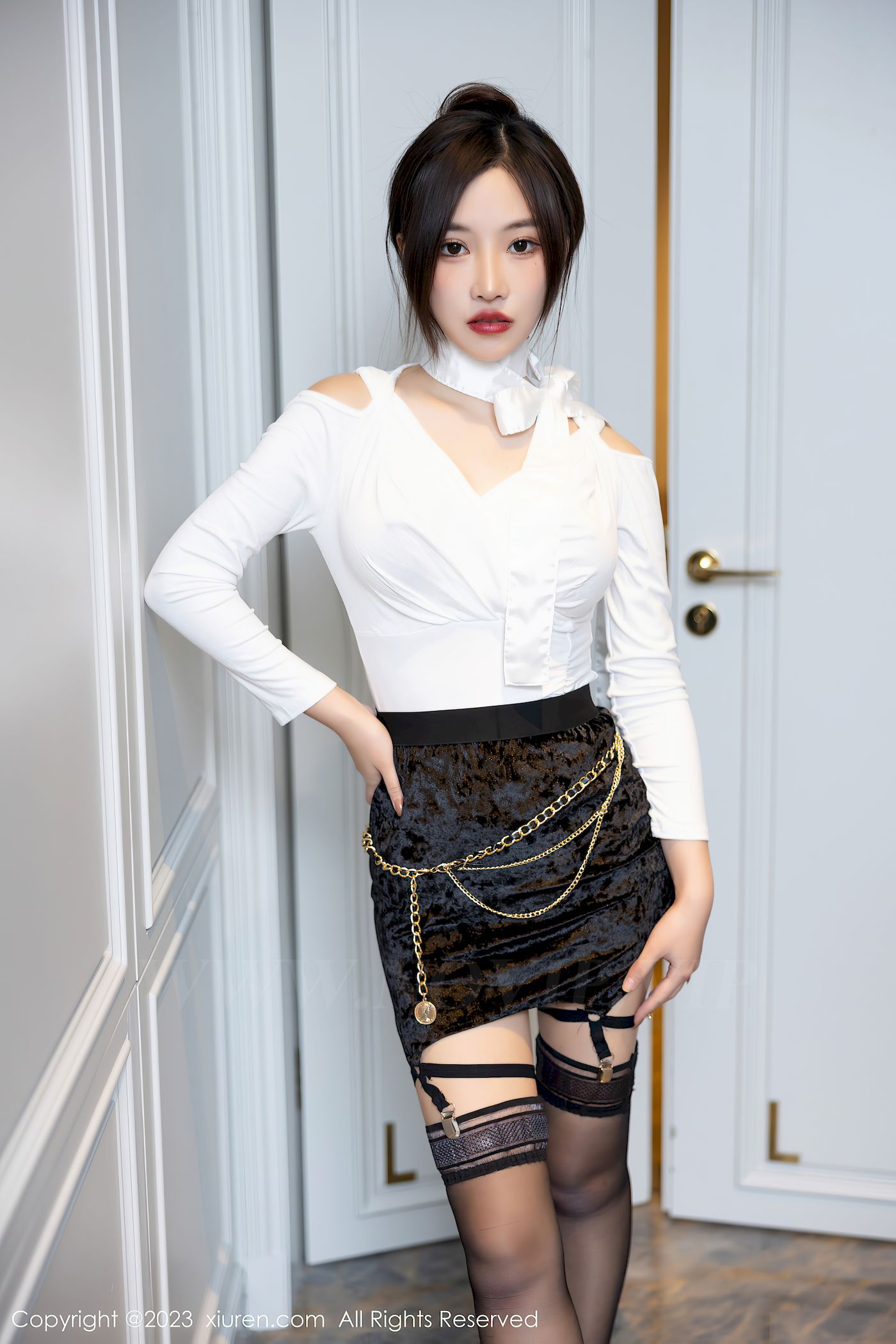 秀人网新人模特可可Cheese白色上衣搭配黑色短裙首套写真