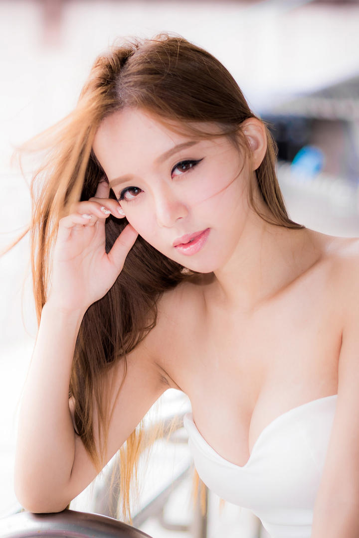 大眼睛性感美女主播写真图片