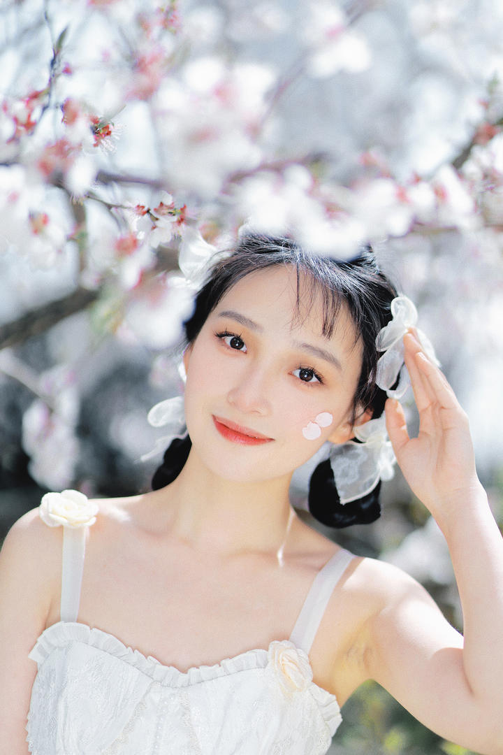 白皙清纯的国产甜美少女户外人像摄影艺术照