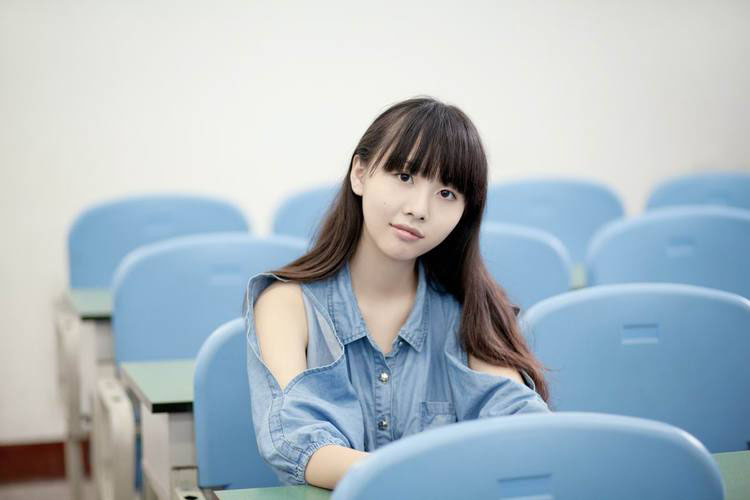 清纯女生爱上课堂