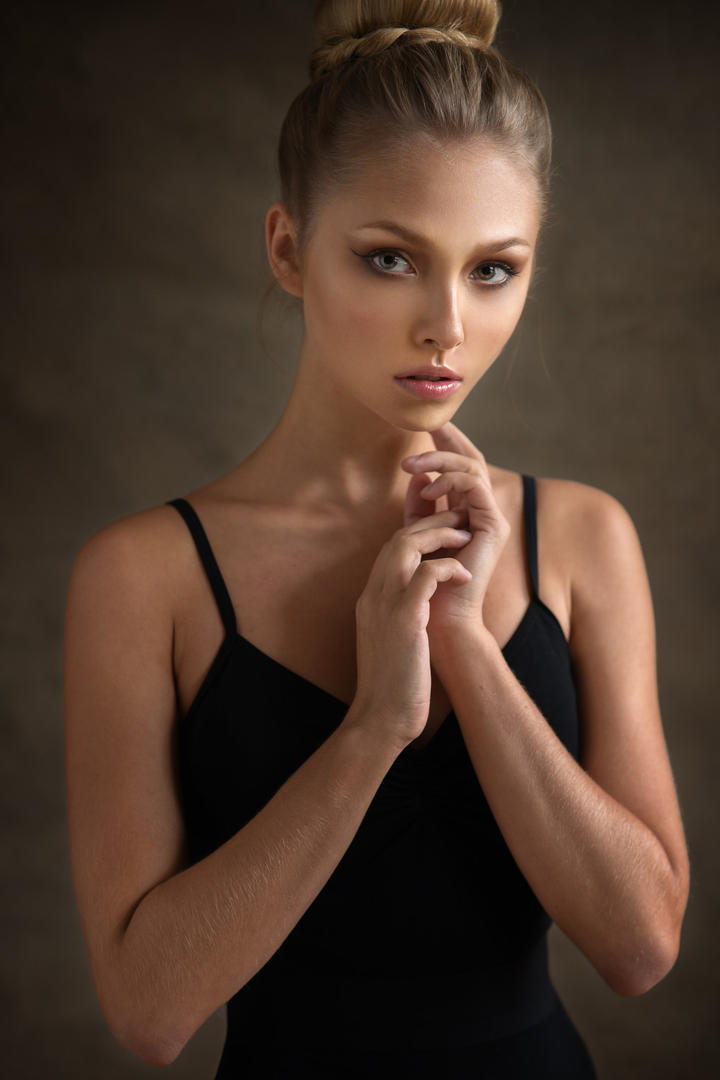 高清欧美丸子头美女写真图片