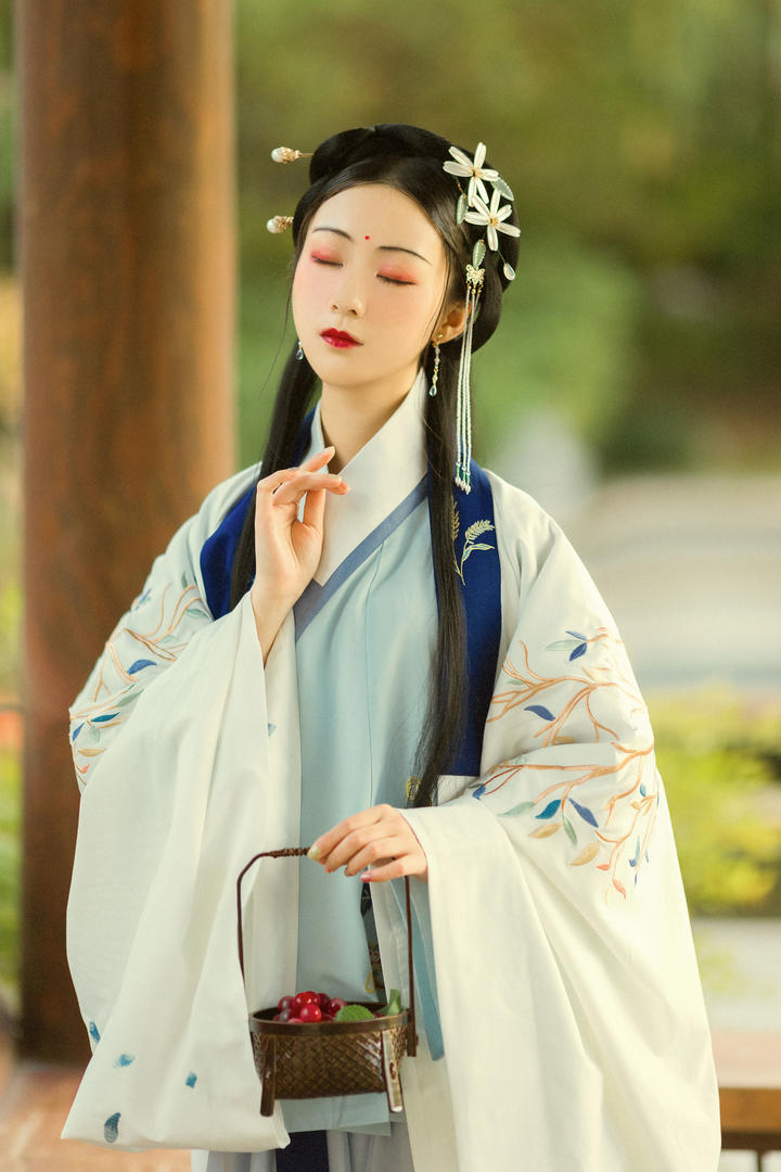 提着果篮的清纯极品古装美女壁纸图片大全