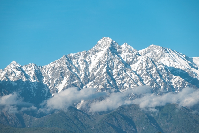 冬季巍峨雪白雪域高山摄影图片