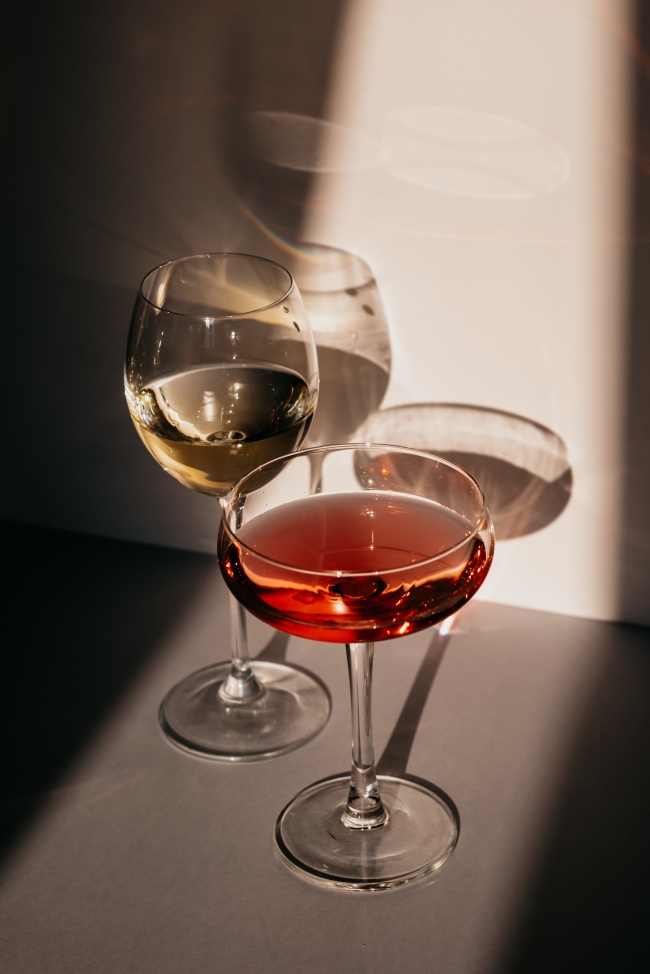 两杯香甜美酒图片