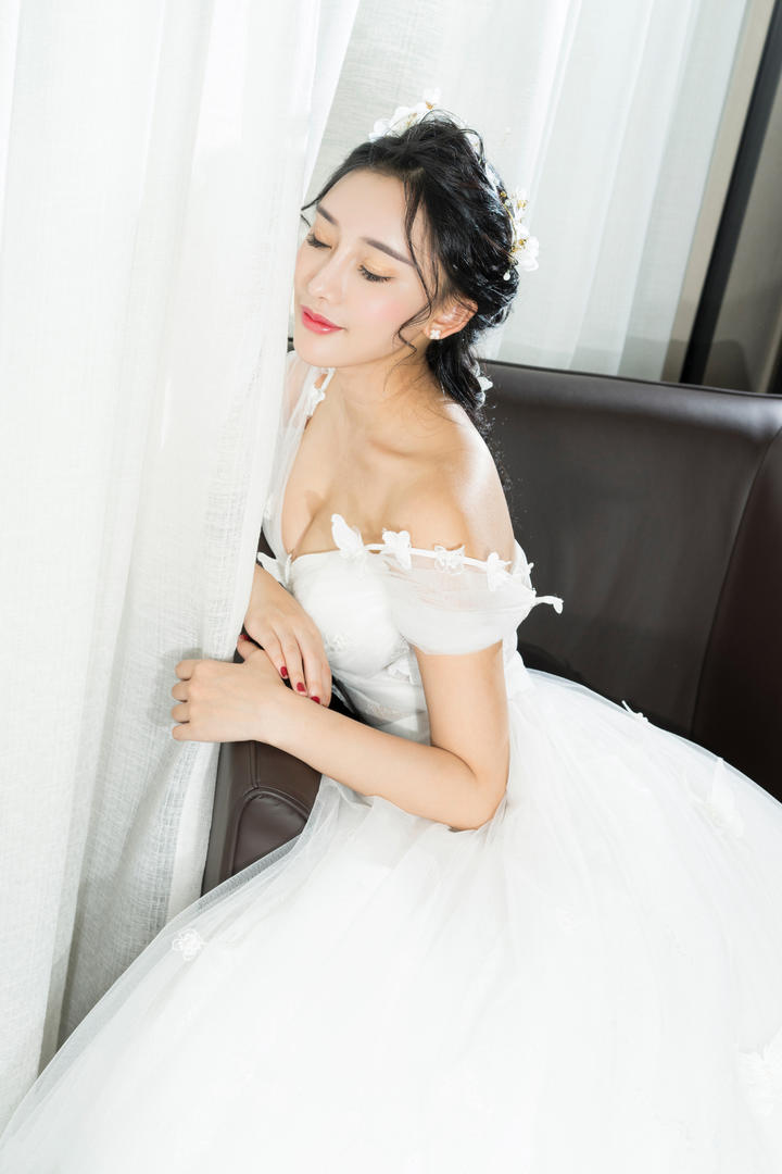 坐在椅子上的婚纱美女图片