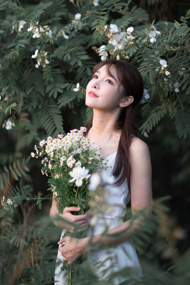 花园里的可爱女生小清新头像高清壁纸图片大全