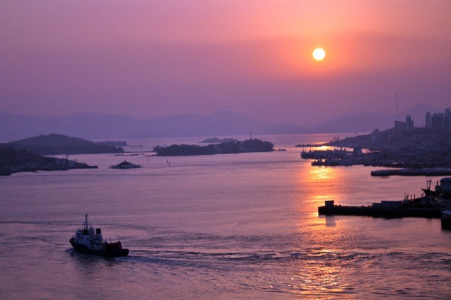 夕阳海港图片