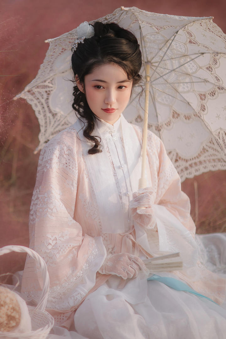 长相清纯的古风古韵美女唯美艺术照写真图片欣赏