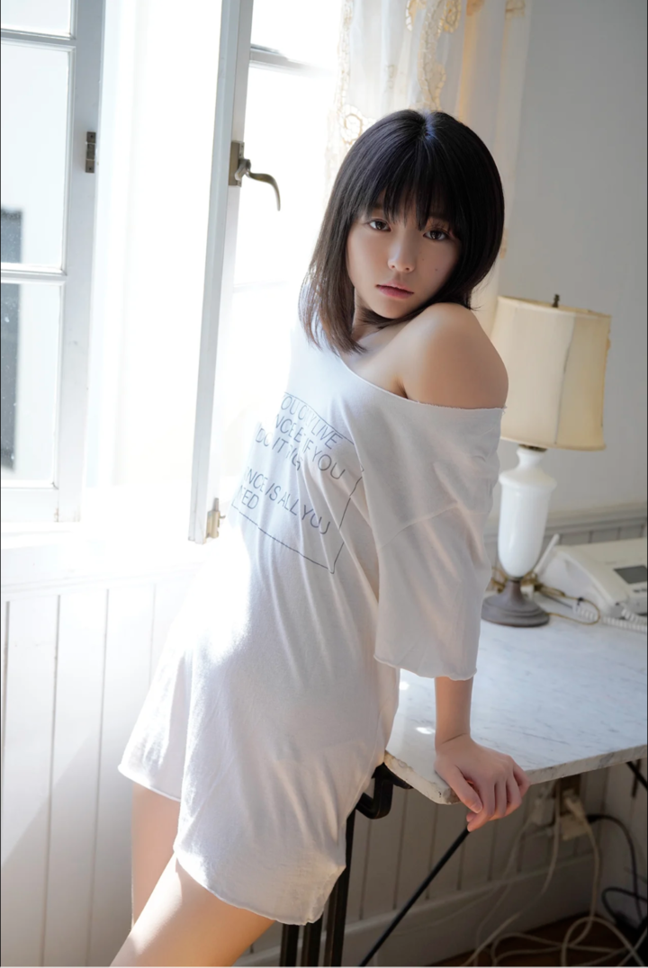 日本短发女孩宽松上衣写真图片