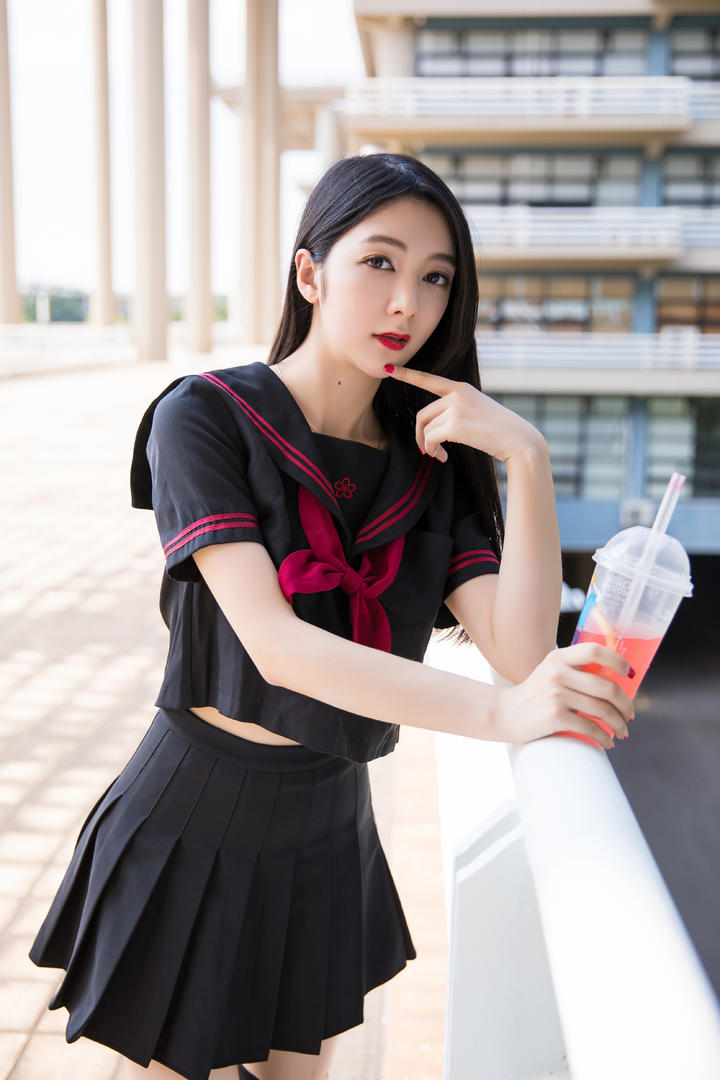 穿着制服的高清美女户外写真图片