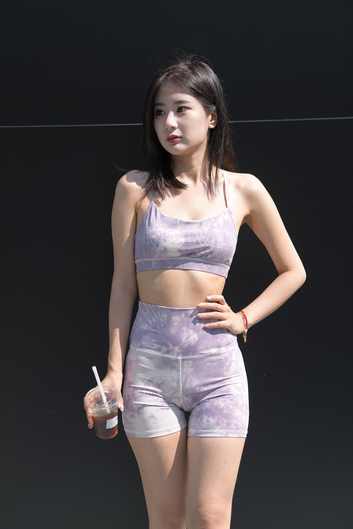 手拿咖啡的紧身裤美女高清写真图片
