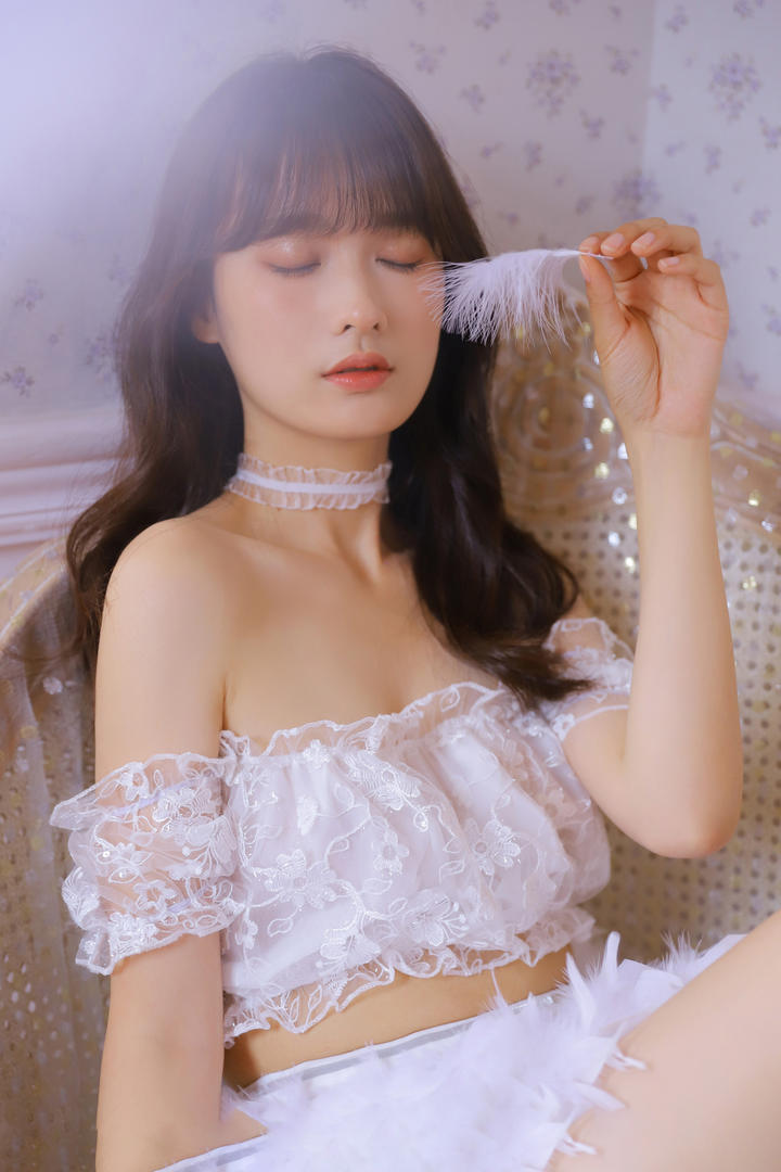 坐在椅子上的傻白甜清纯美女写真图片