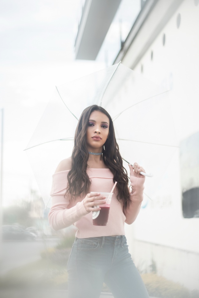 撑伞国外美女写真图片