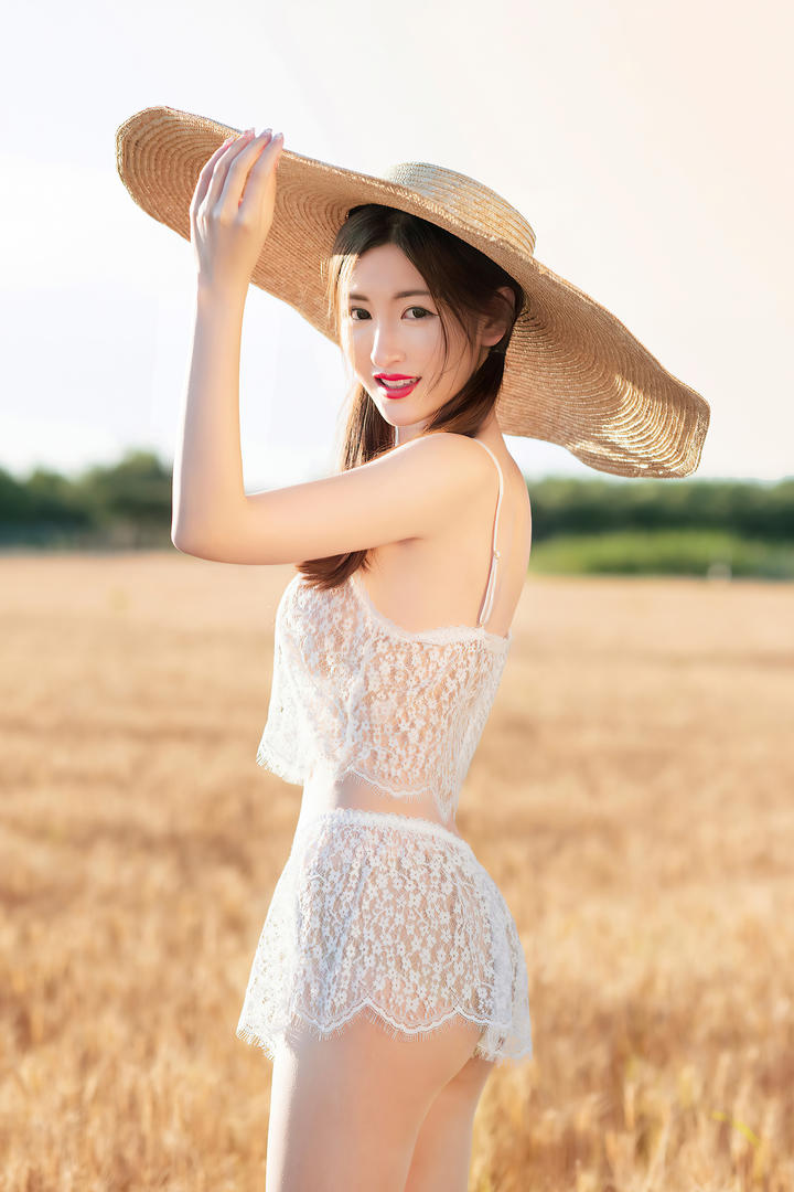 戴着草帽的清纯美女沈梦瑶图片
