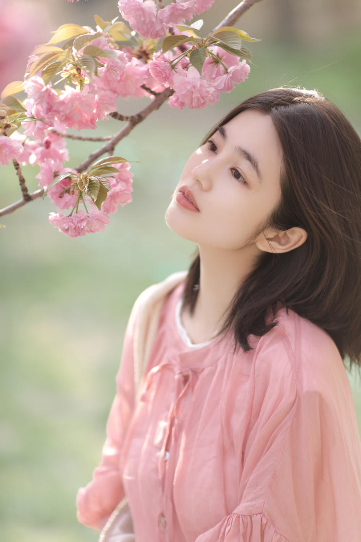 国产清纯短发美女壁纸高清图片