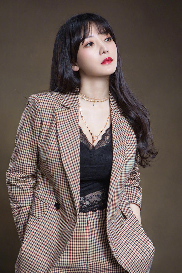 穿着西装的美女明星柳岩写真