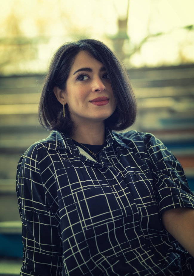 时尚轻熟风中短发美女写真图片