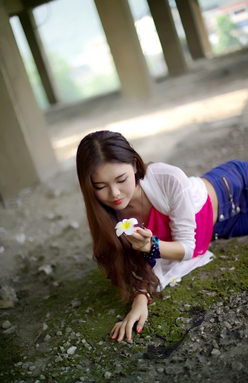 蒙住双眼的妖娆红唇少女