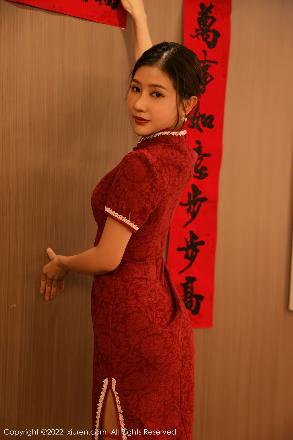 秀人网美女模特尹甜甜红色喜庆旗袍熟女气息新年主题写真