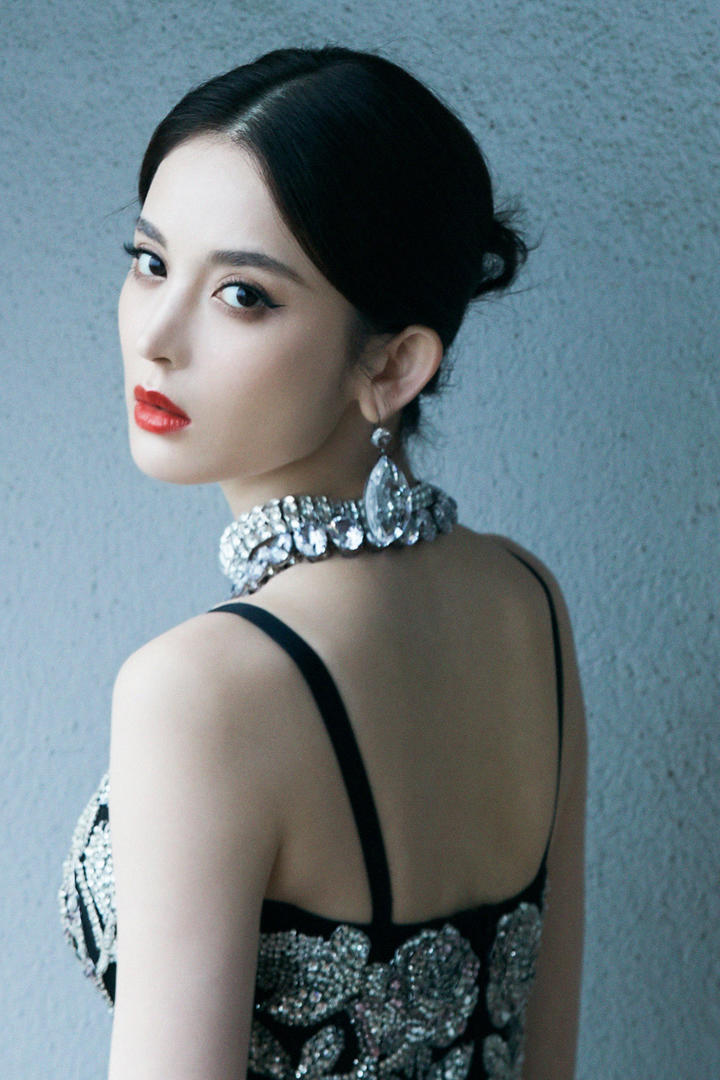 气质美女明星古力娜扎背影写真