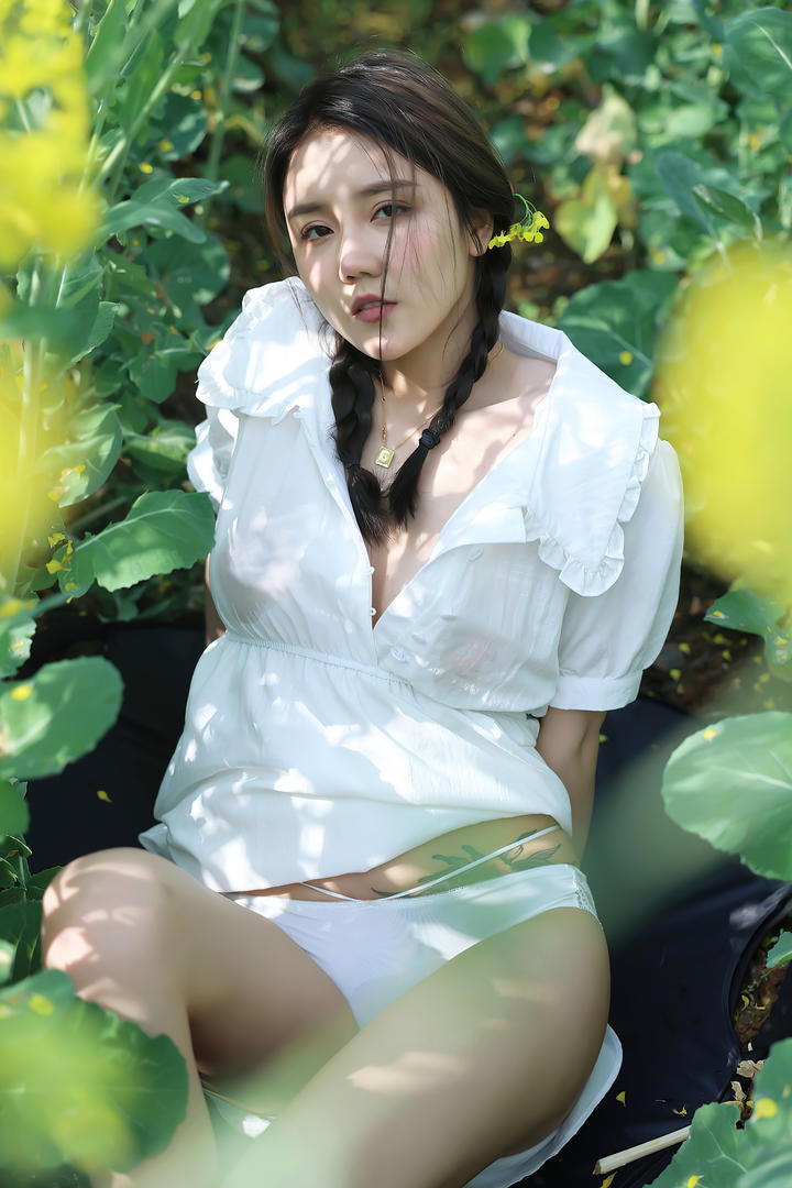 菜地里的清纯麻花辫美女夏西美女写真图片