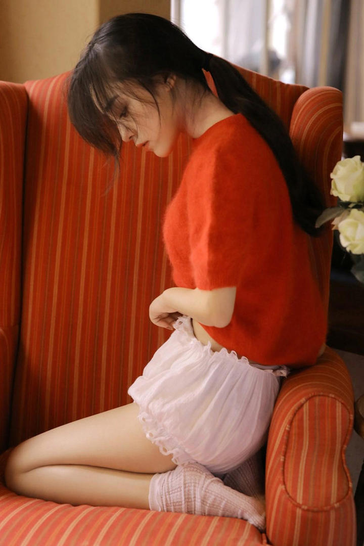 穿着蕾丝短裙的光滑美腿女学生头像女生图片大全