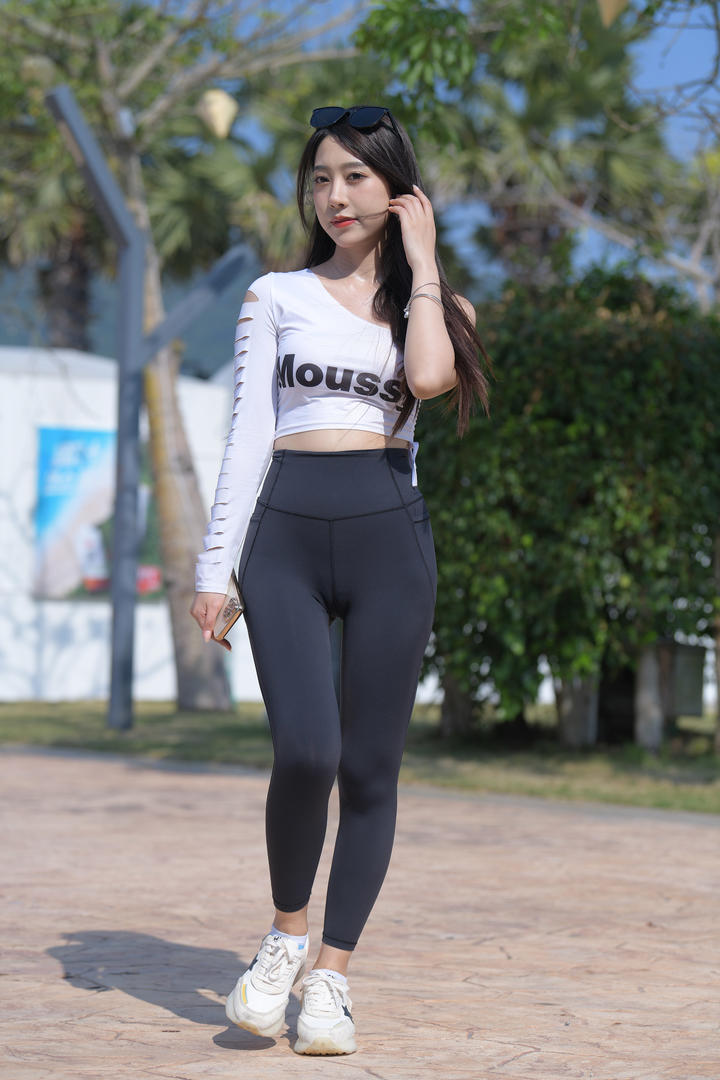 紧身瑜伽裤美女高清壁纸图片