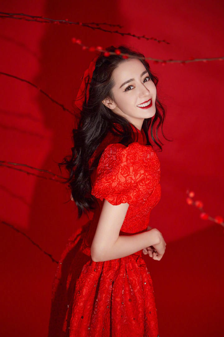 迪丽热巴中国红可爱喜庆美照图片